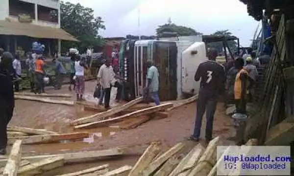 Woman instantly killed as truck carrying timber collapses on her in Anambra